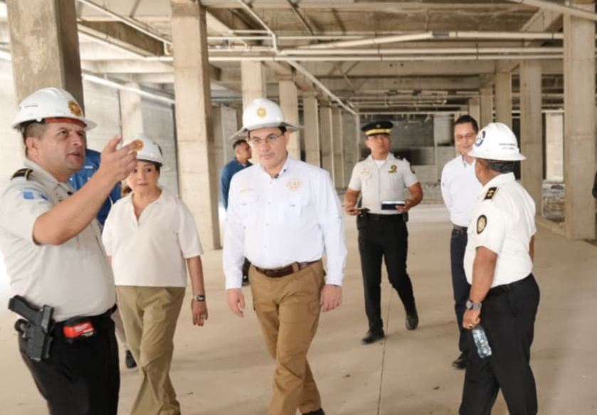 Ministro supervisa instalación de la que será nueva comisaria. / Foto: Mingob