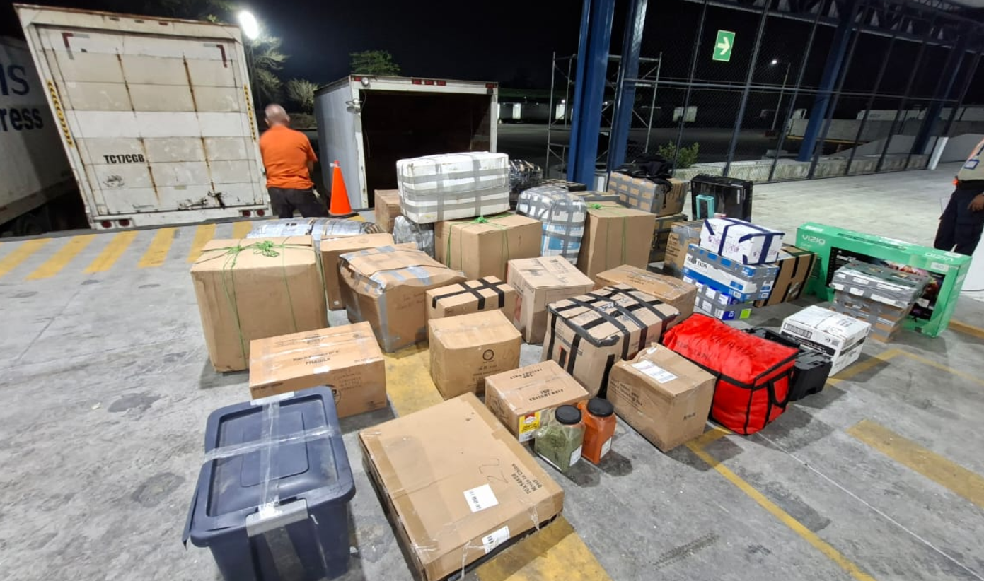 Durante la revisión, los policías localizaron 40 cajas de cartón que contenían diversos productos. / Foto: PNC