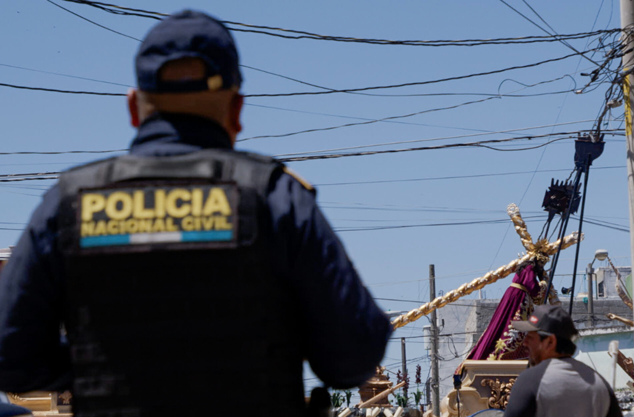 Como parte de las acciones implementadas, las fuerzas policiales realizan patrullajes motorizados, recorridos a pie y operativos de vigilancia en áreas cercanas a procesiones. / Foto: Mingob.