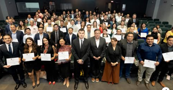 Entregan becas a más de 300 guatemaltecos para cursar maestrías en España