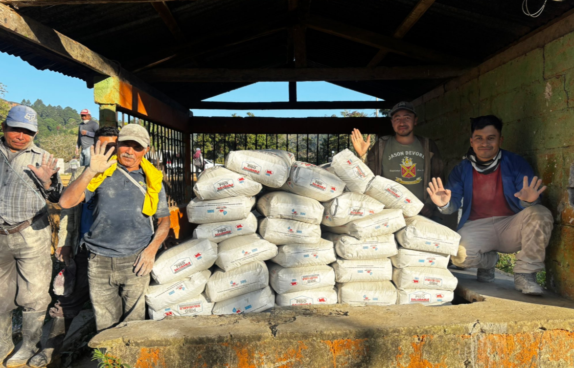 Mides entrega sacos de concreto para erradicar pisos de tierra./Foto: Mides.