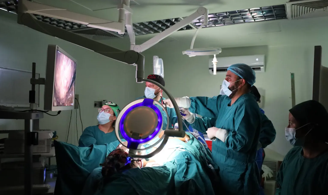Hospital Regional de Occidente llevó a cabo una cirugía oncológica video laparoscópica. (Foto: MSPAS)