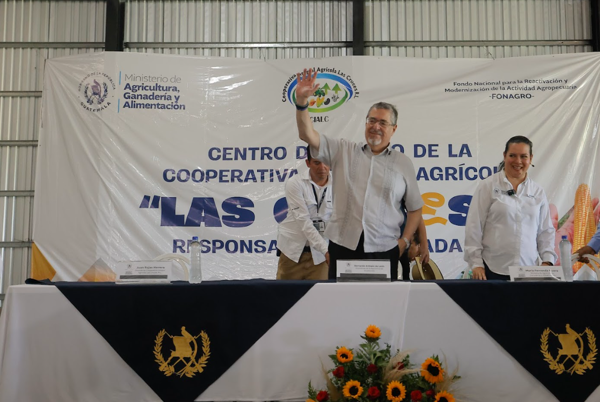 Presidente sobre centro de acopio de maíz en Petén: “Cuando el pueblo propone y el gobierno responde, las cosas pueden cambiar”