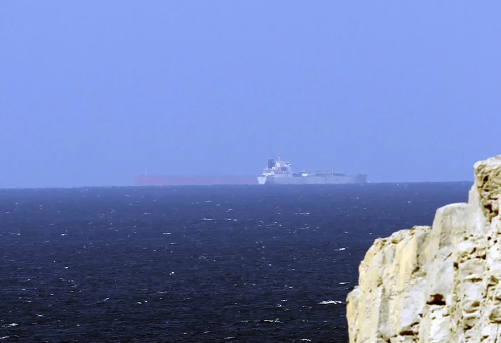 Portacontenedores captado en el estrecho de Ormuz, paso que sigue bloqueado por Irán. / Foto: EFE.