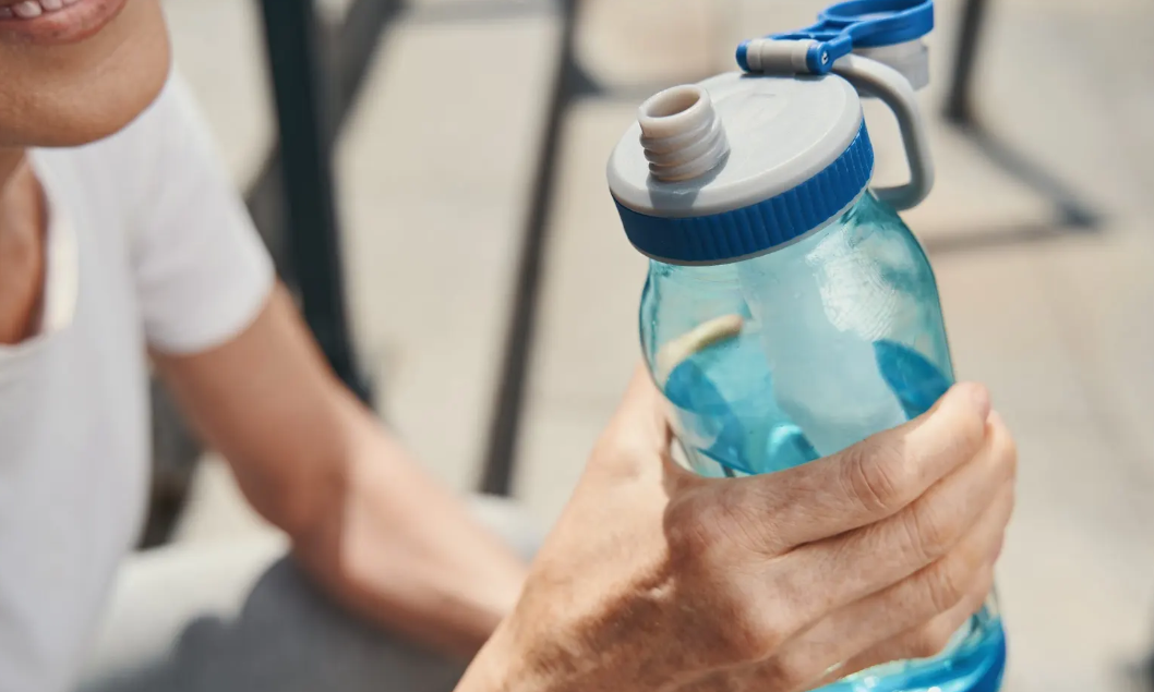 Salud recuerda la importancia de cuidar la piel y mantenerse hidratado durante la Semana Santa y verano