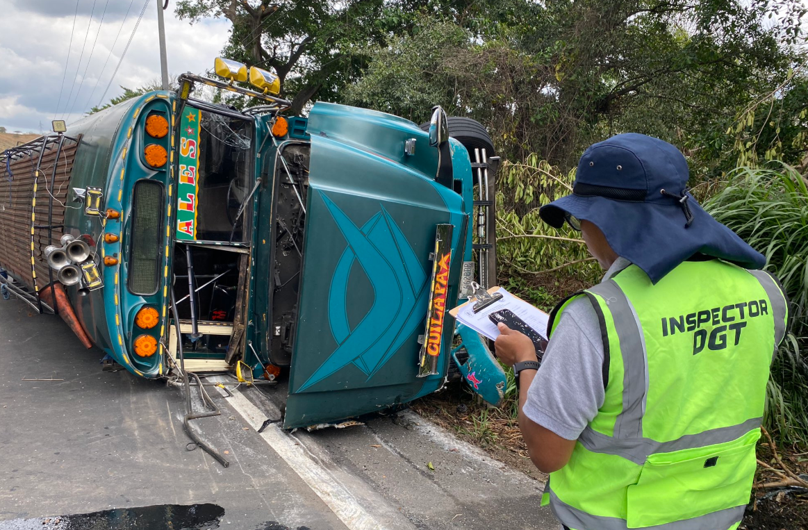 DGT multa a bus involucrado en accidente de tránsito en carretera a El Salvador./Foto: DGT.