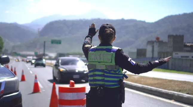 DT-PNC refuerza seguridad vial en carreteras por retorno masivo de veraneantes