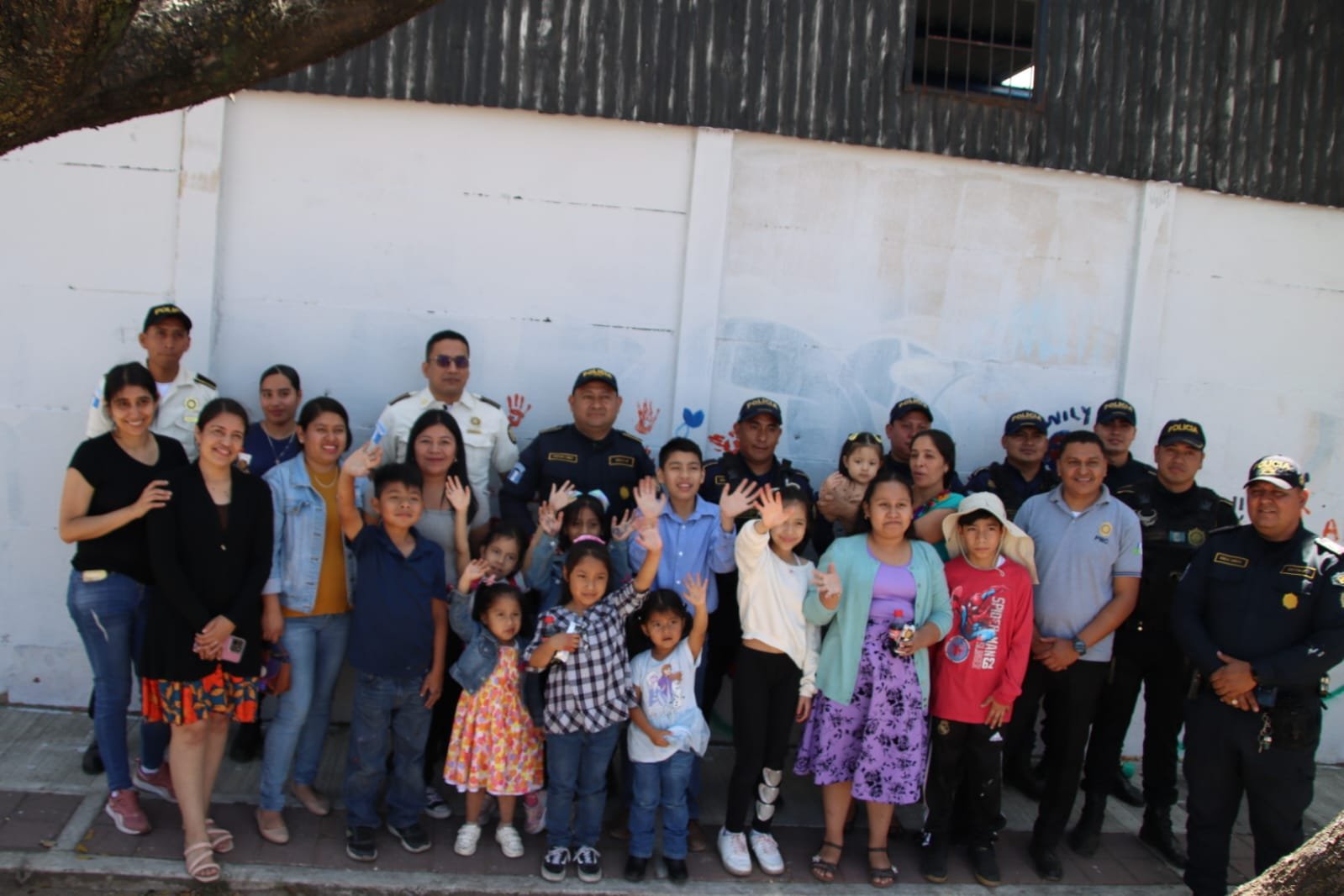 PNC recupera espacios con pinturas asociadas a la mara "18" y la mara "Salvatrucha". (Foto: PNC)
