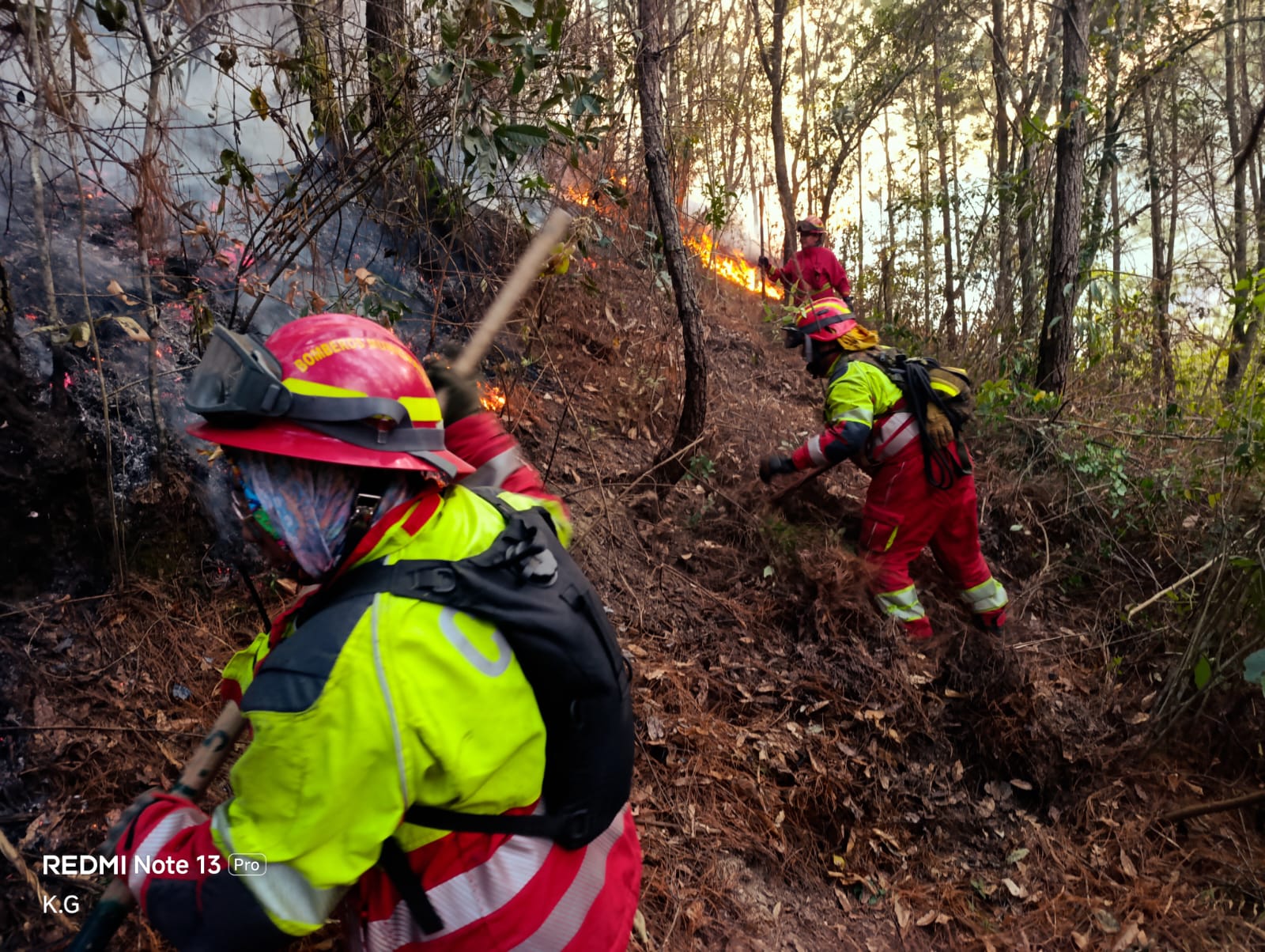 Incendio combatido en Sacoj Grande, zona 6 de Mixco. / Foto: Sistema Conred.