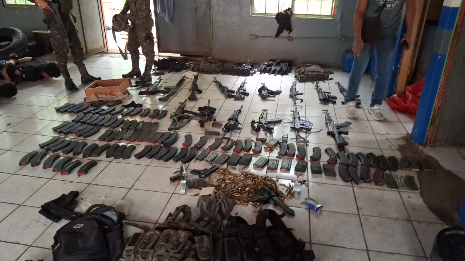 PNC decomisa arsenal de alto poder y diversos artículos vinculados a actividades ilícitas en la zona fronteriza con México