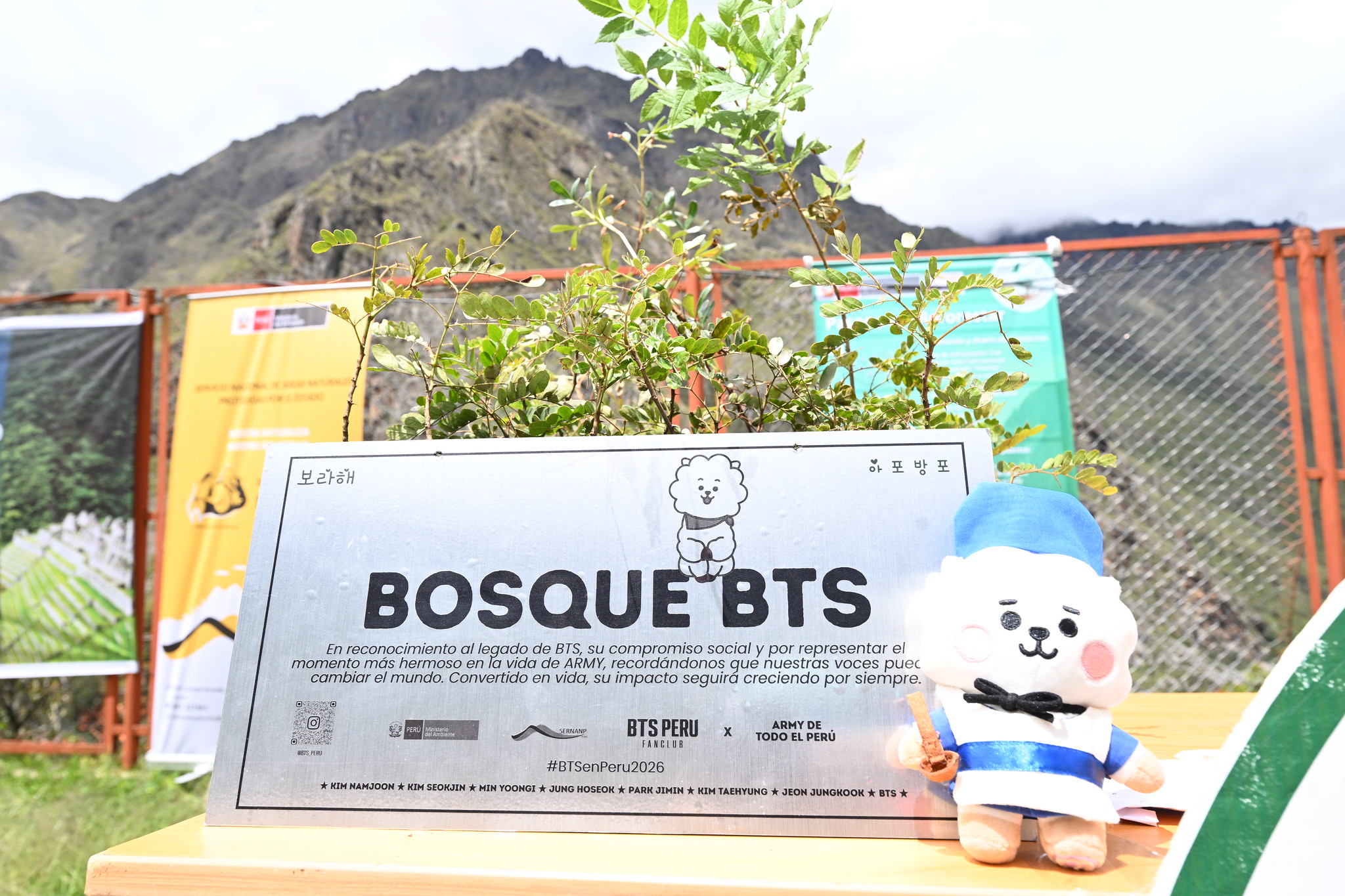 Fanáticos de BTS se unen a la campaña de un millón de árboles en Machu Picchu