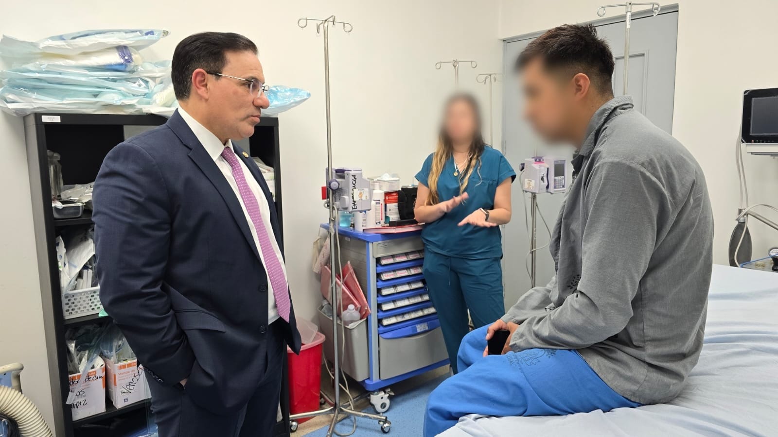 Ministro visita a agente herido tras operativo. / Foto: Mingob