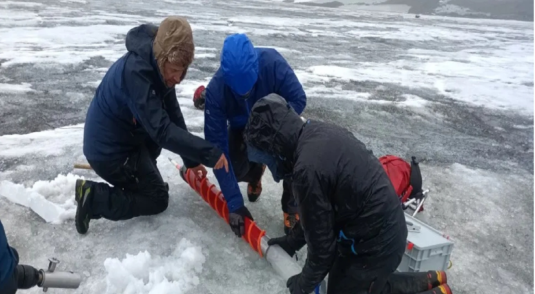 Los lagos de la Antártida Investigadores extraen hielo para analizar la composición del agua del subsuelo volcánico de la isla Decepción.