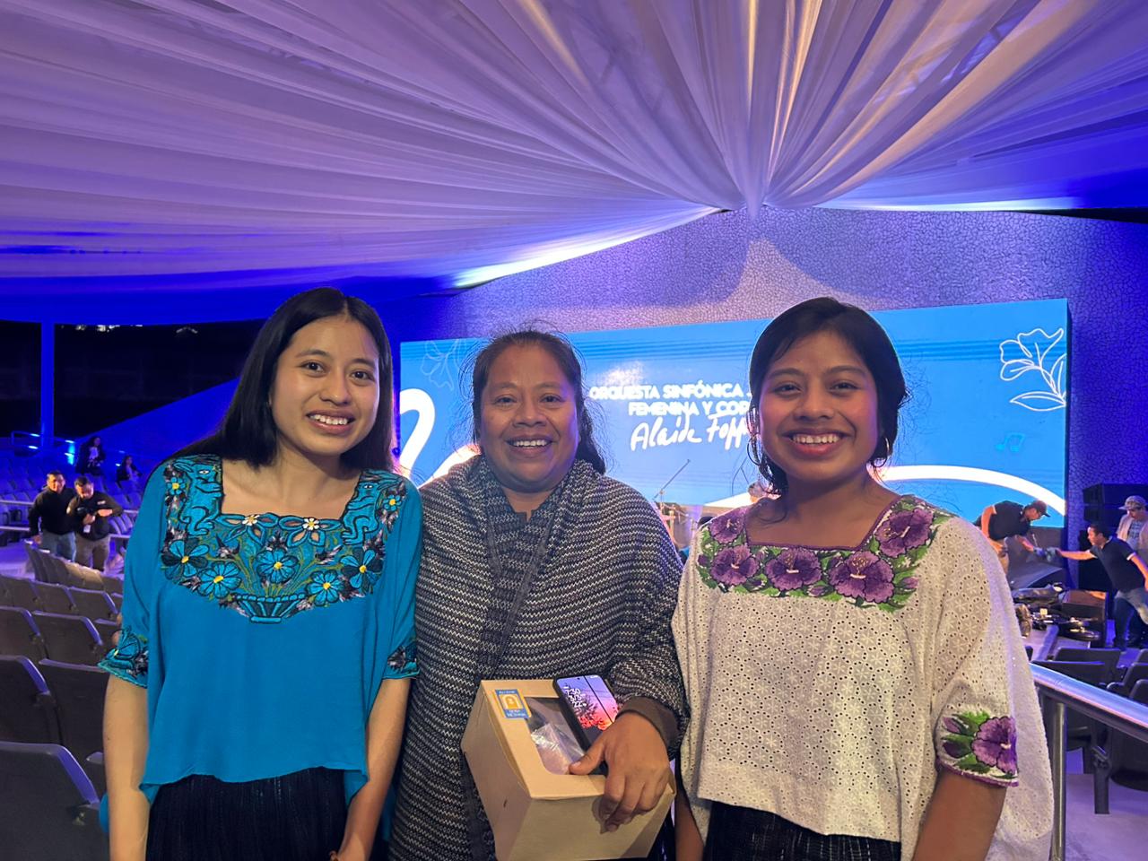 La señora Marta Lidia Max, junto a sus hijas Raquel y Débora, quienes ya están instritas en la Orquesta Sinfónica Juvenil Femenina y Coro, Alaíde Foppa, en Cobán, Alta Verapaz.