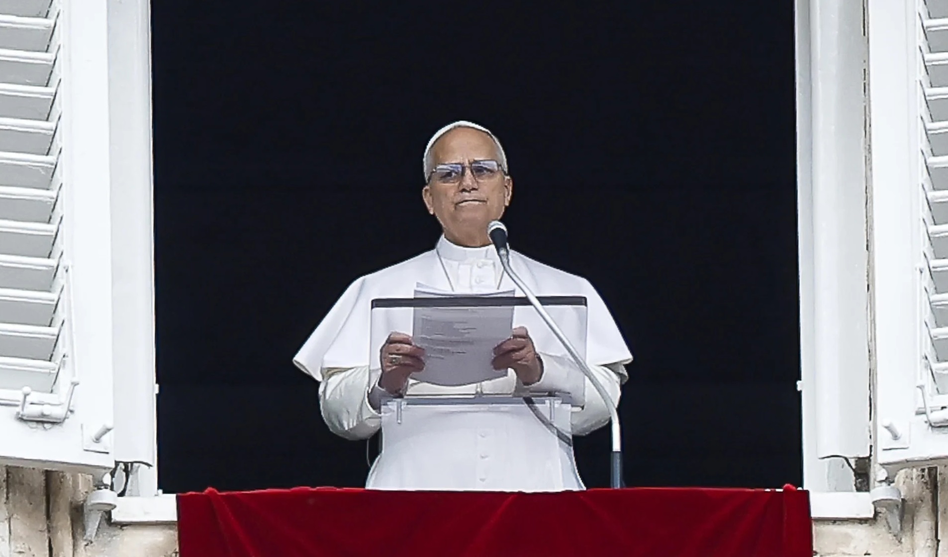 El papa León XIV, durante su mensaje dominical frente a la plaza de San Pedro, en el Vaticano.
