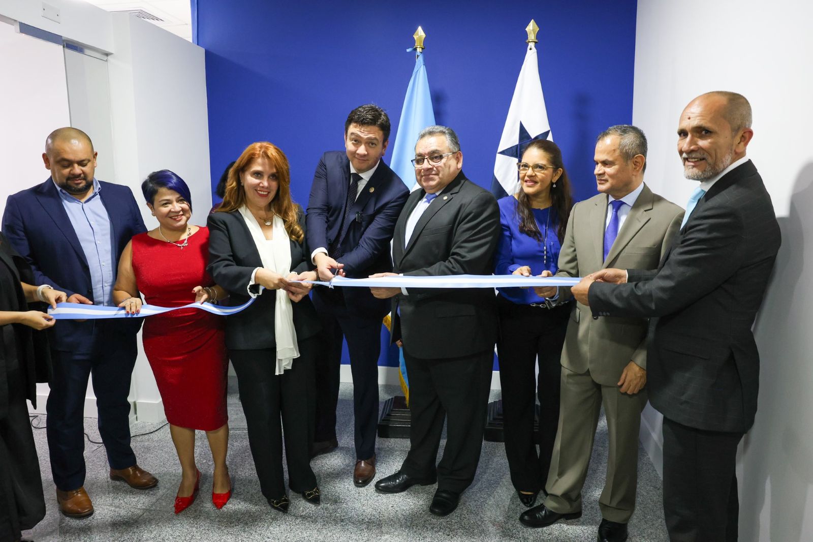 El director del IGM, Danilo Rivera, -centro- junto funcionarios del Minex, inauguura el centro de impresión de pasaportes en la Embajada de Guatemala en Panamá.