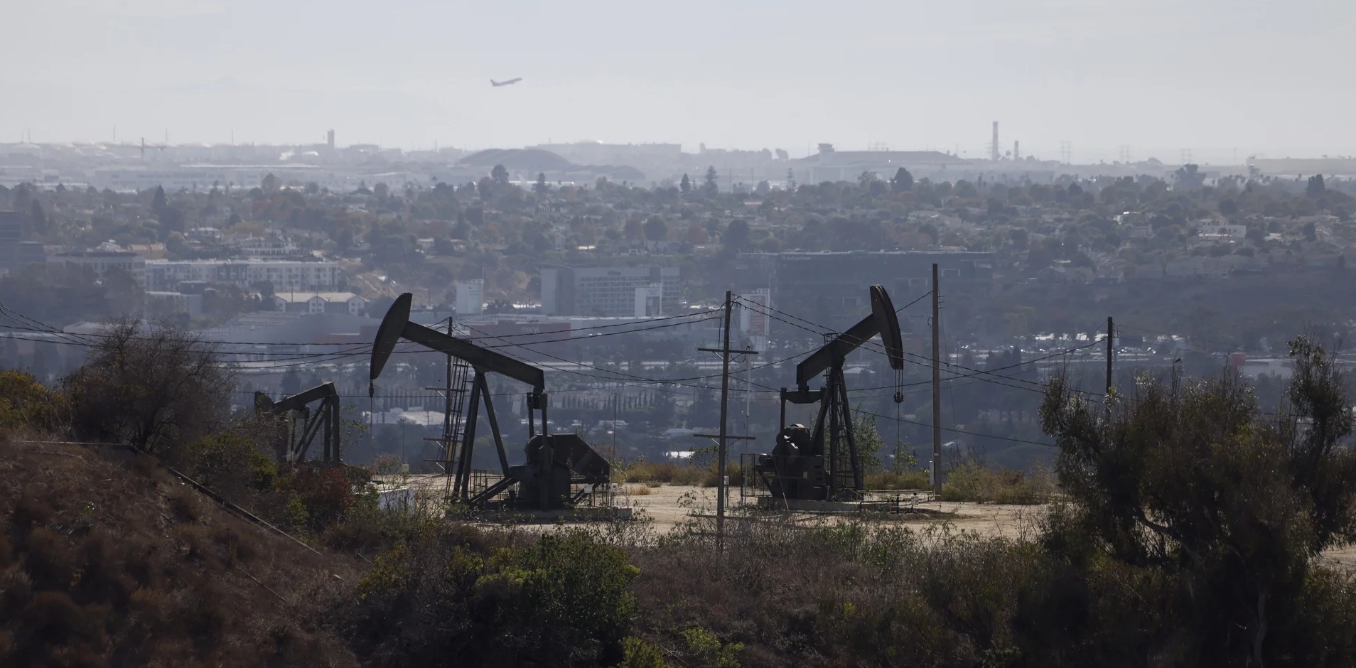 El petróleo de Texas (WTI) cierra este viernes a 98.71 dolares por barril.
