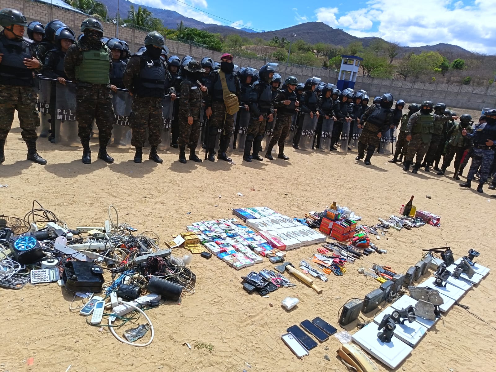 Algunos de los objetos localizados durante requisa focalizada en la cárcel de Zacapa.