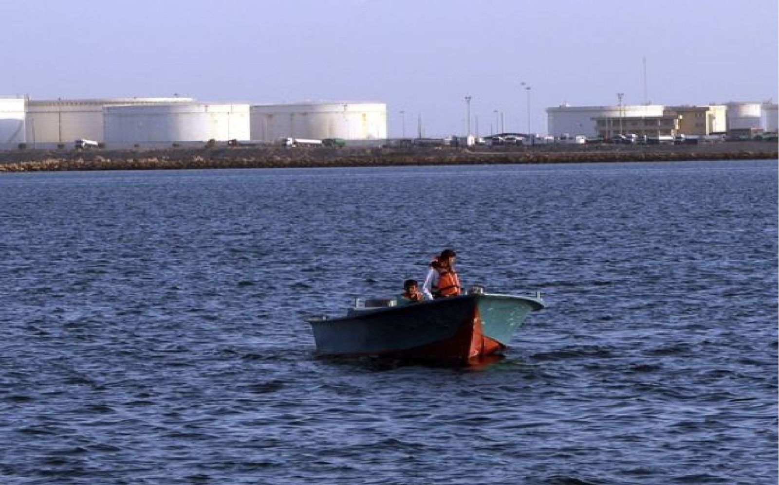 La Agencia Internacional de Energía asegura que aún hay reservas de petróleo disponibles y liberarán más si fuera necesario.