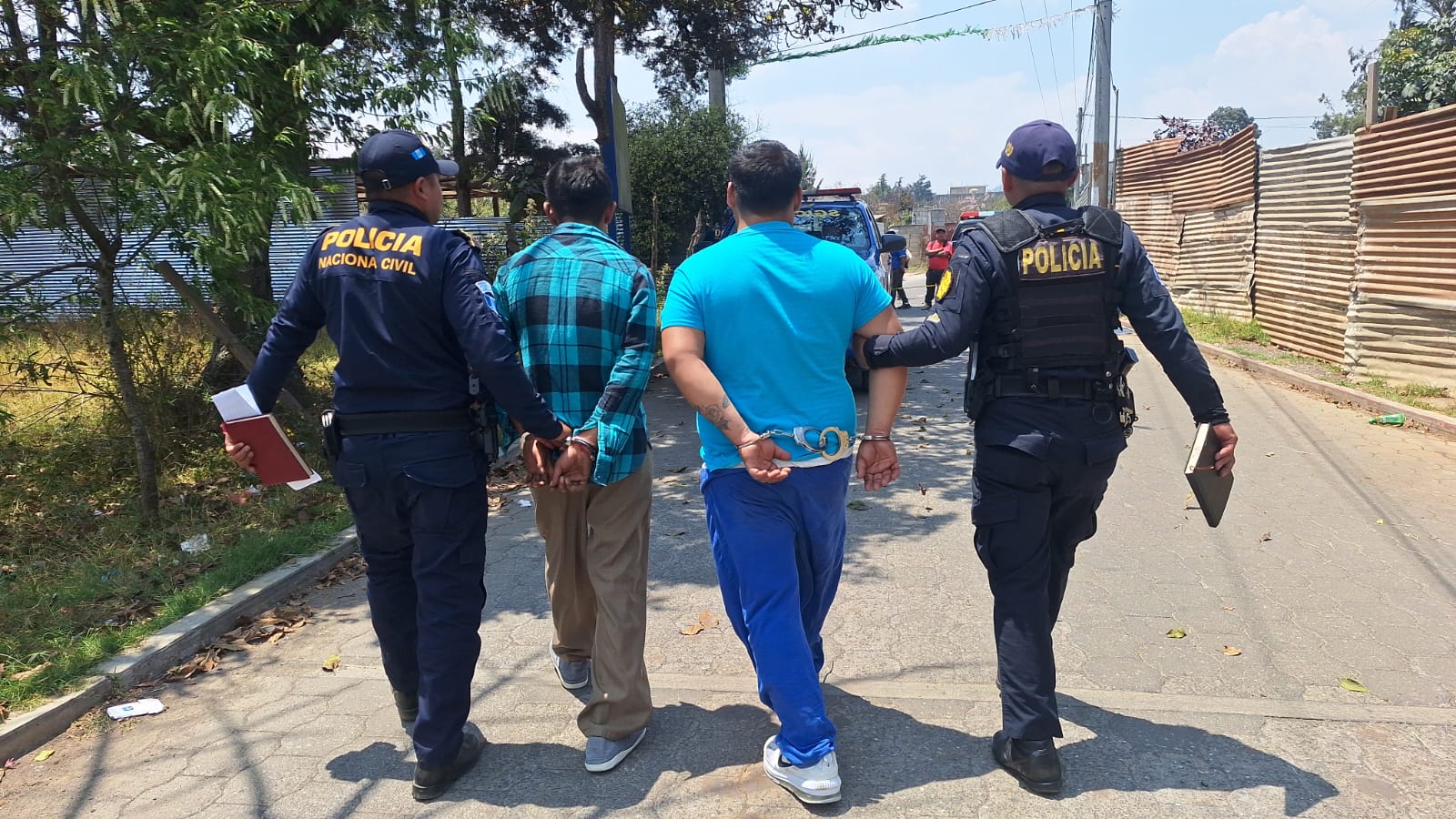 La PNC informó sobre la captura de dos presuntos sicarios vinculados a la pandilla Barrio 18. / Foto: PNC