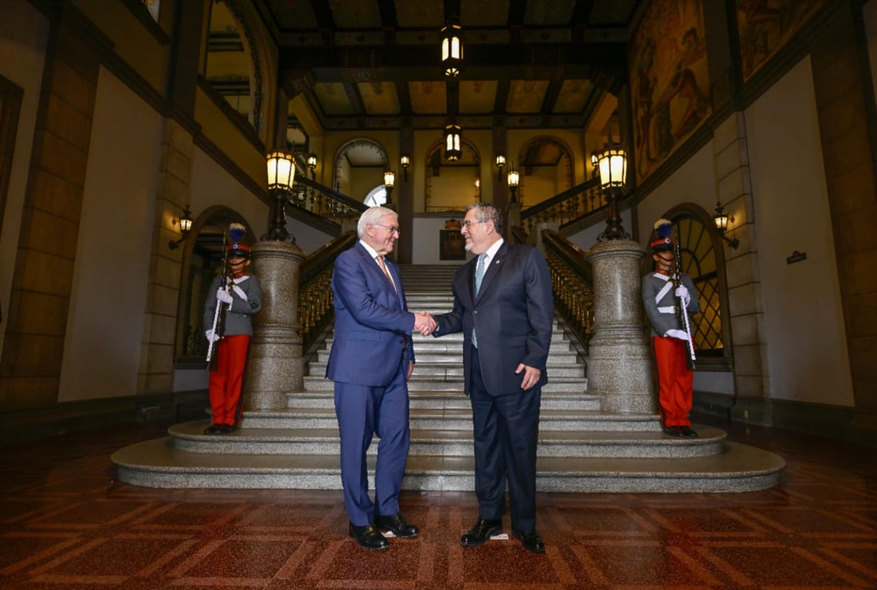 Presidente Bernardo Arévalo junto a su homólogo de Alemania. / Foto: SCSP.
