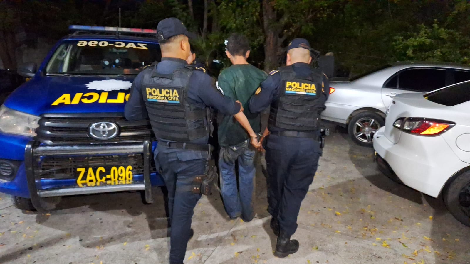 Según el informe preliminar, las fuerzas de seguridad detuvieron a Sergio N, de 34 años, quien conducía el vehículo identificado con placas C-626BSD, color blanco. / Foto: PNC