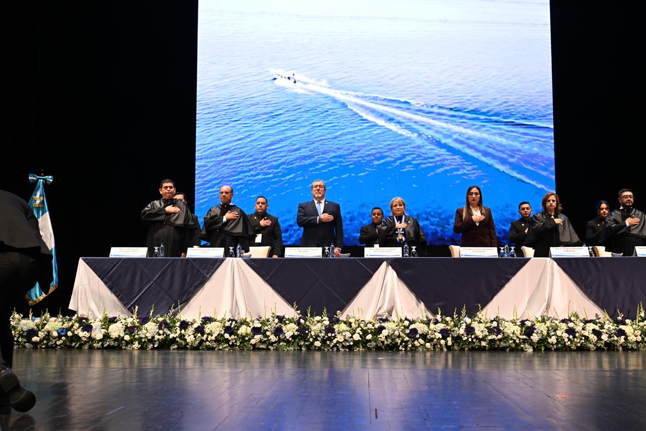 Presidente participa en la toma de posesión de los magistrados del TSE