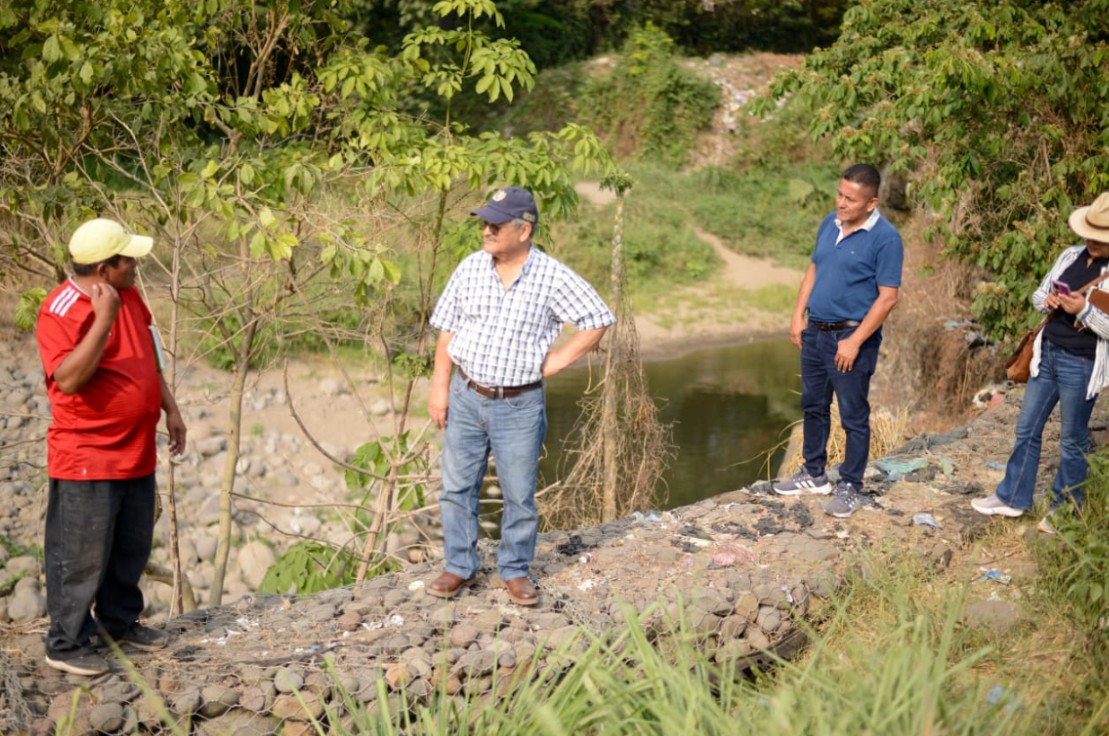Gobernador de Retalhuleu realiza recorrido comunitario en el sector Sis y atiende planteamientos de vecinos