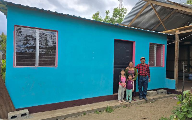 Familias de Quiché reciben sus nuevas viviendas./Foto: Fopavi.