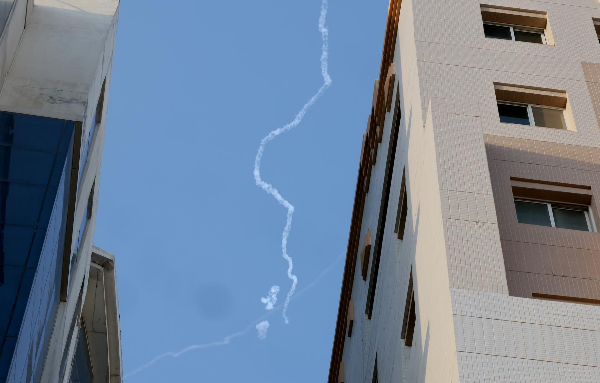 Rastro de humo de un misil interceptado en Doha, Catar, de entre los lanzamientos de Irán contra varios objetivos en Medio Oriente. / Foto: