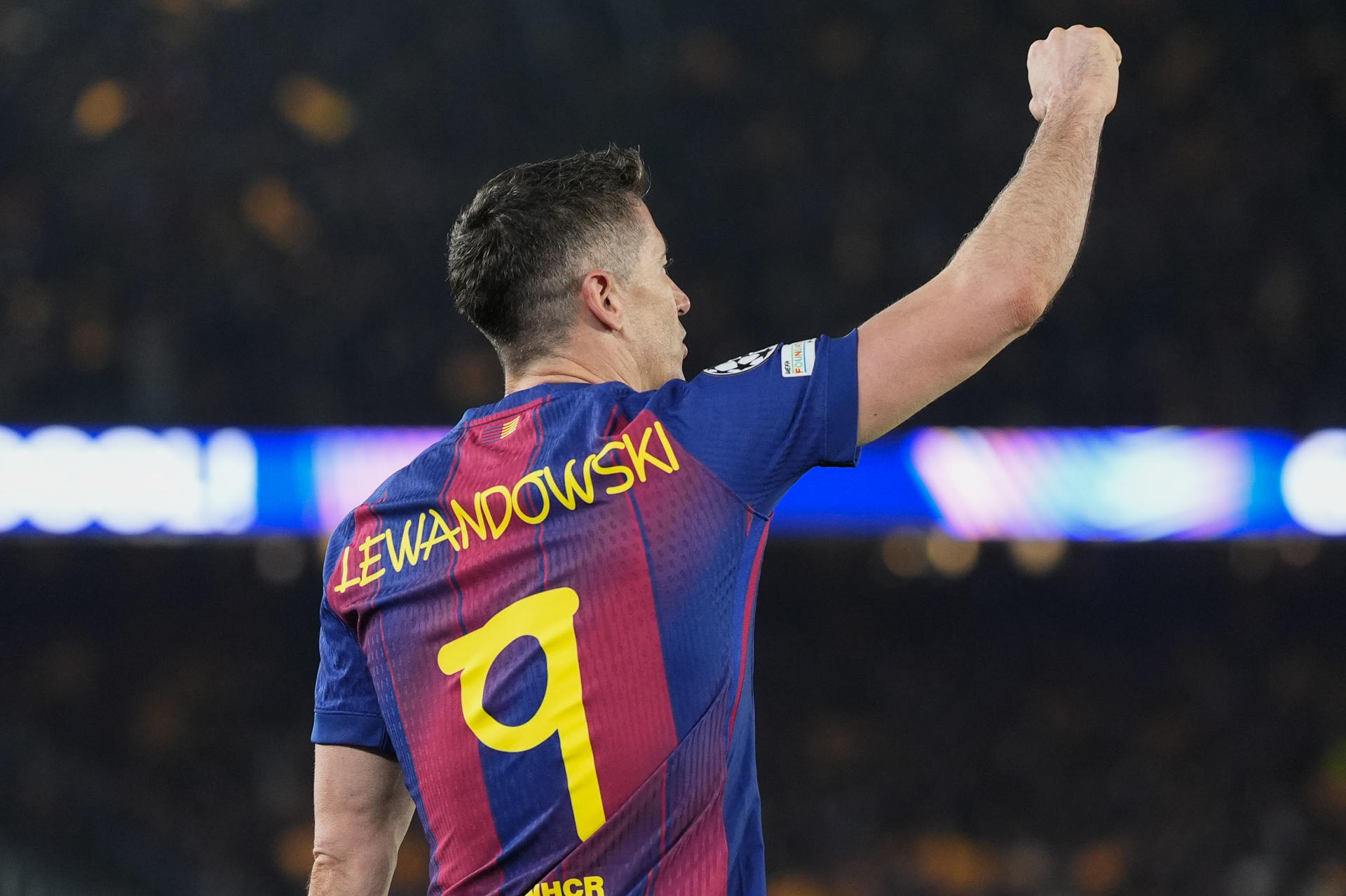 Lewandoswki supera récord histórico de Messi en la Champions League
