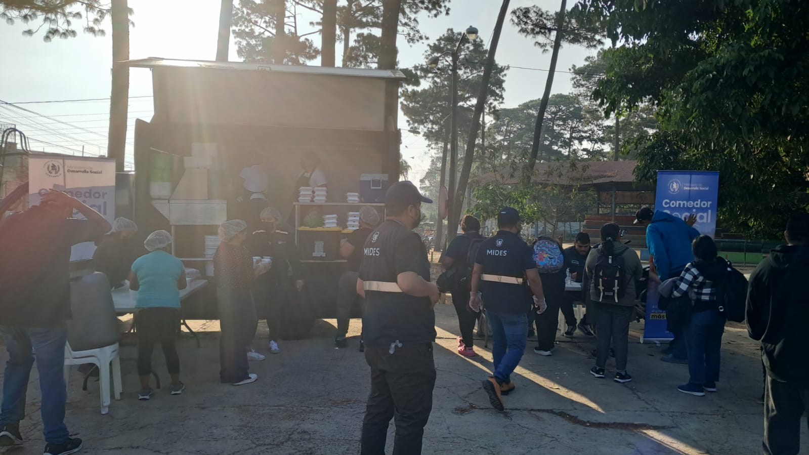 Mides instala comedor social móvil para atender a familias afectadas por un incendio en zona 7