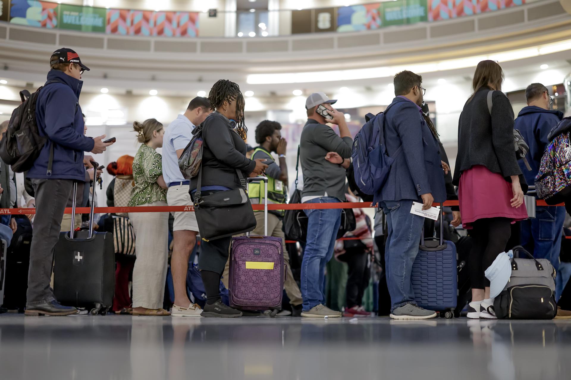 ICE llegará a los aeropuertos ante la continuidad del cierre del DHS. / Foto: EFE.