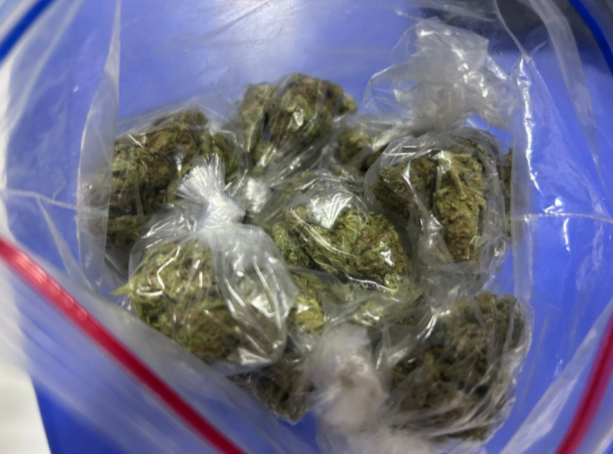 En la zona 6 capitalina, policías de la comisaría 12 capturaron a Anderson N, quien llevando 22 bolsas con marihuana. / Foto: PNC