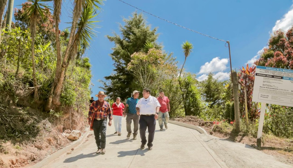 Verifican avances en mejoramiento de camino rural en Quezaltepeque