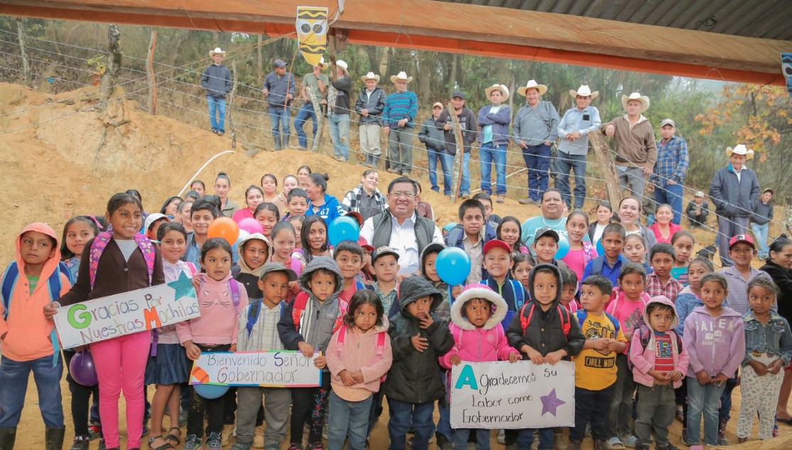 Entrega de mochilas escolares fortalece la educación en Terrero Barroso, Chiquimula