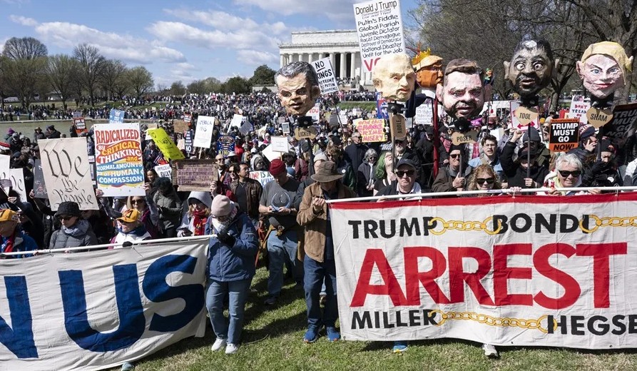 Comienzan las mayores protestas de ‘No Kings’ contra Trump, la guerra en Irán y el ICE