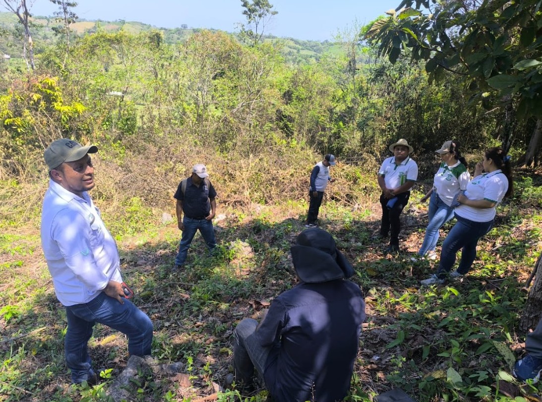 Dan seguimiento a proyectos de saneamiento en Raxruhá, Alta Verapaz