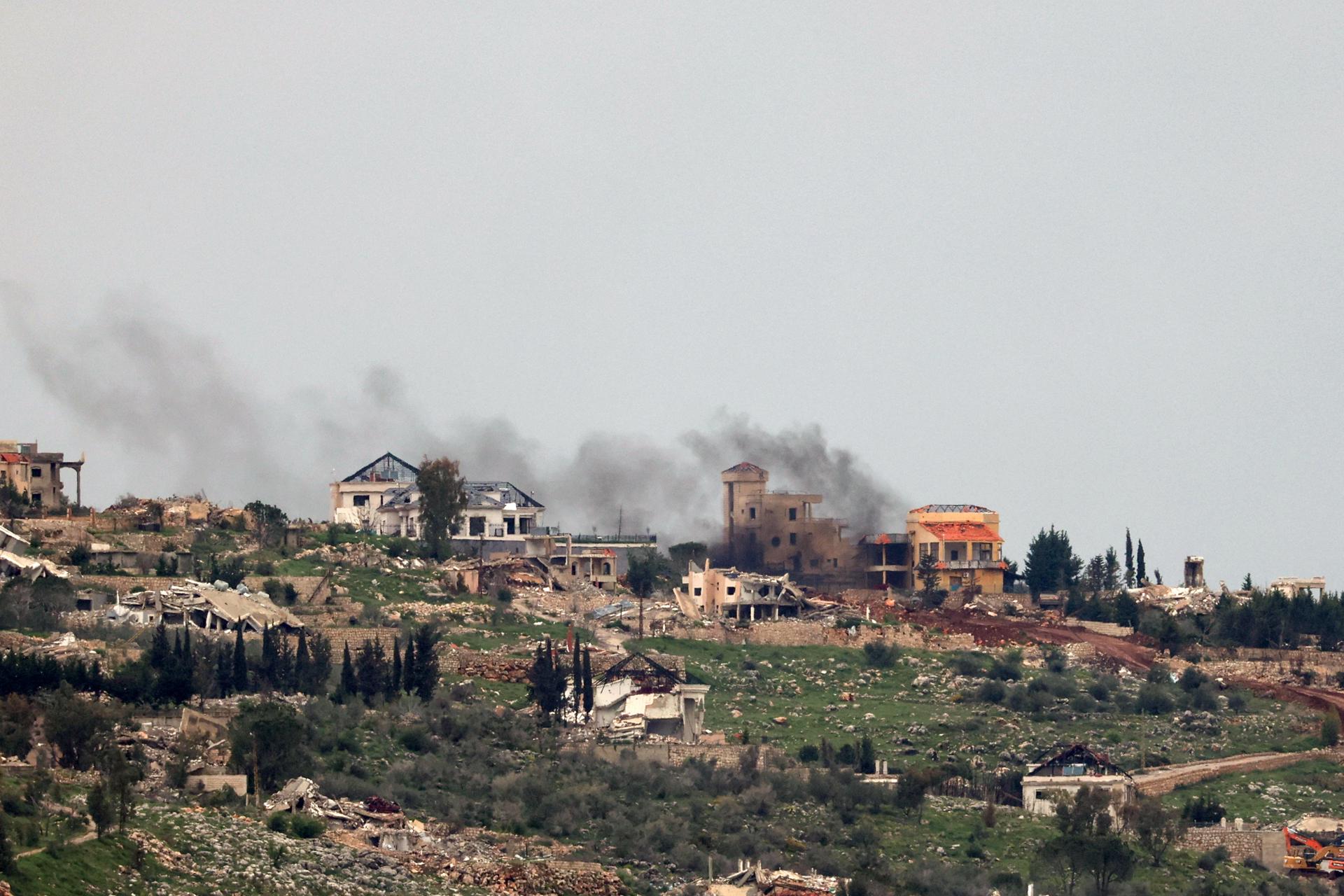 Se observa humo saliendo de la aldea de Al Khiyam, en el sur del Líbano, como resultado de un ataque israelí, visto desde el lado israelí de la frontera en Metula, norte de Israel, el 1 de abril de 2026. / Foto: EFE.