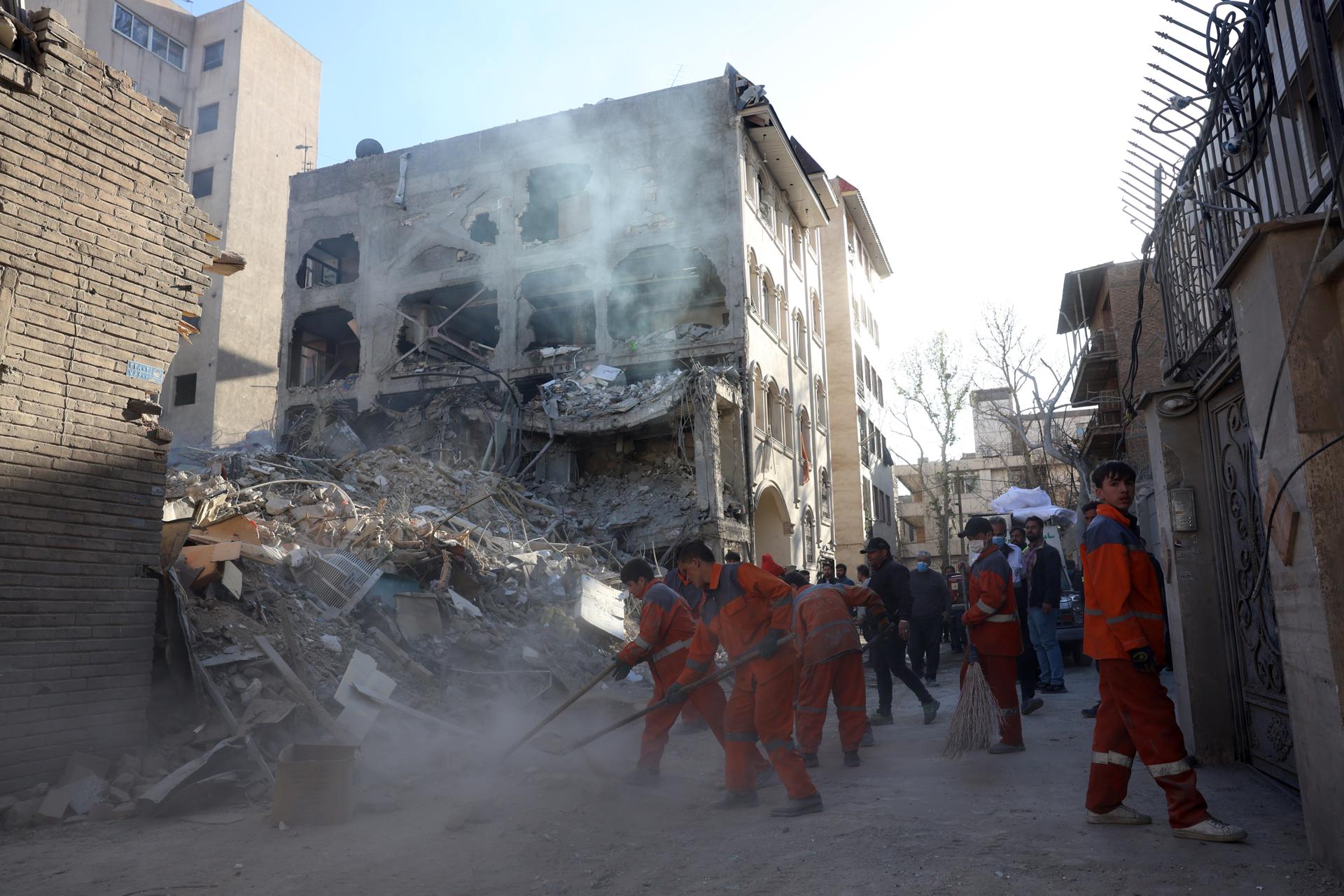 Trabajadores iraníes limpian los alrededores de la sinagoga Khorasaniha destruida en Teherán, Irán, el 7 de abril de 2026, en una operación militar conjunta israelí-estadounidense. / Foto: EFE.
