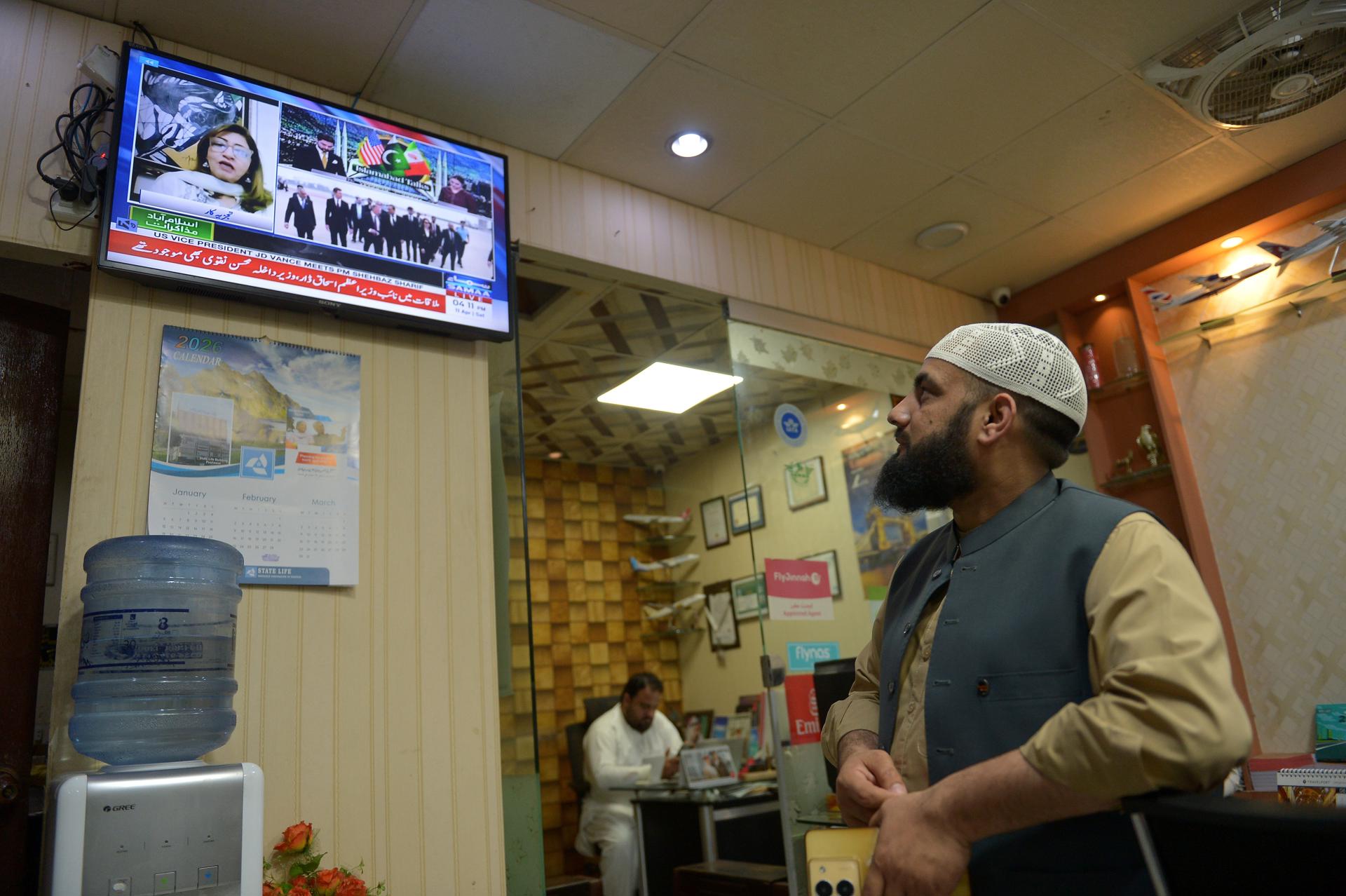 Pakistaníes monitorean en televisión el avance de los diálogos entre Irán y Estados Unidos. / Foto: EFE.