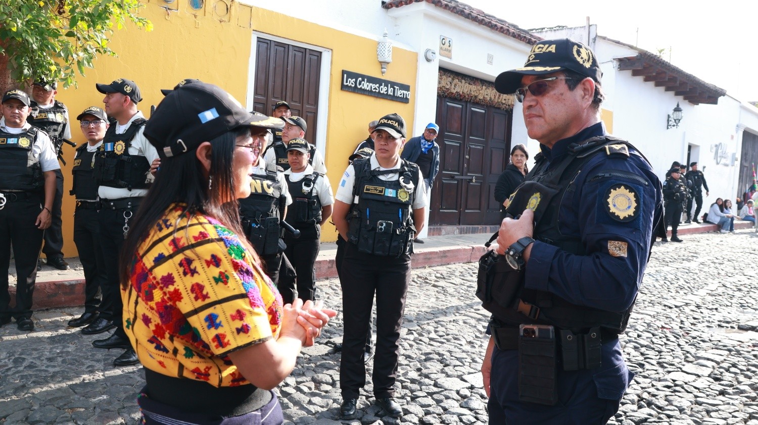 Gobernadora de Sacatepéquez supervisa el operativo de seguridad instalado en las inmediaciones del Hotel Casa Santo Domingo