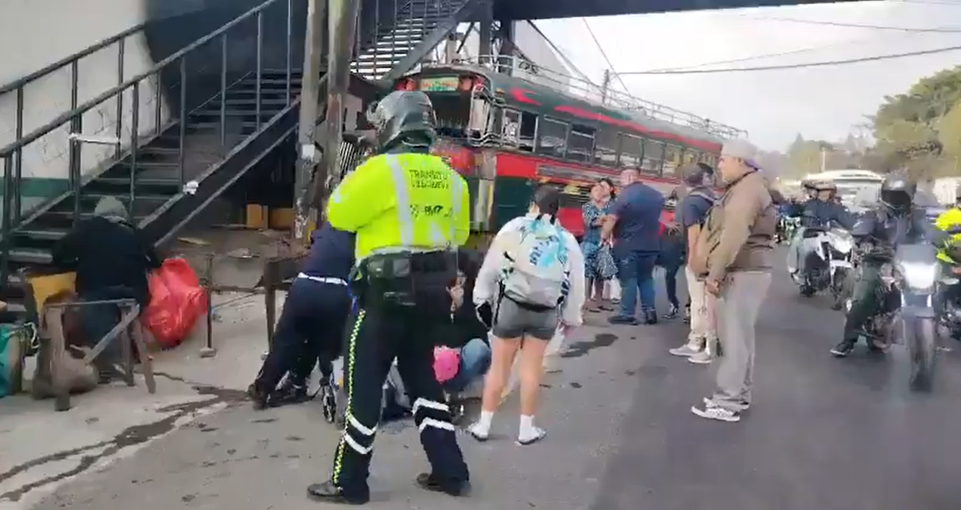 La DGT interviene por accidente de autobús en el km 17 de la ruta al Pacífico
