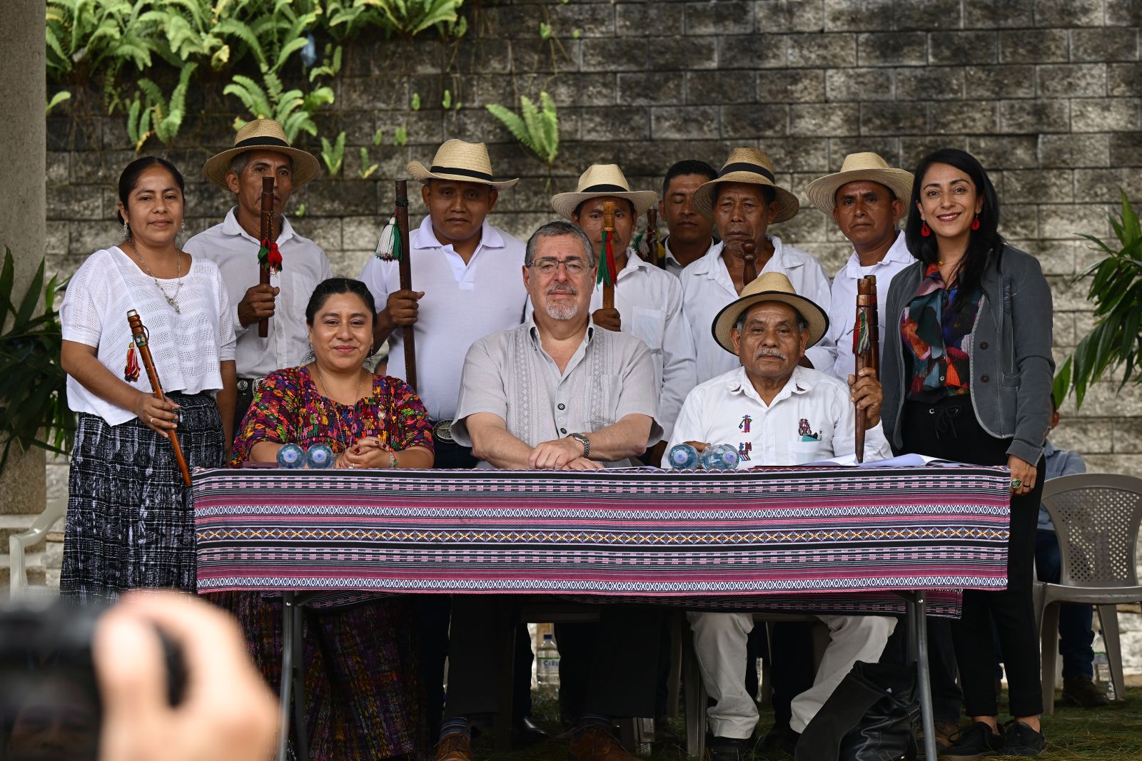 El presidente Bernardo Arévalo, junto la gobernadora departamental, subsecretaria privada y miembros del Gran Consejo Jolomná de Alta Verapaz.