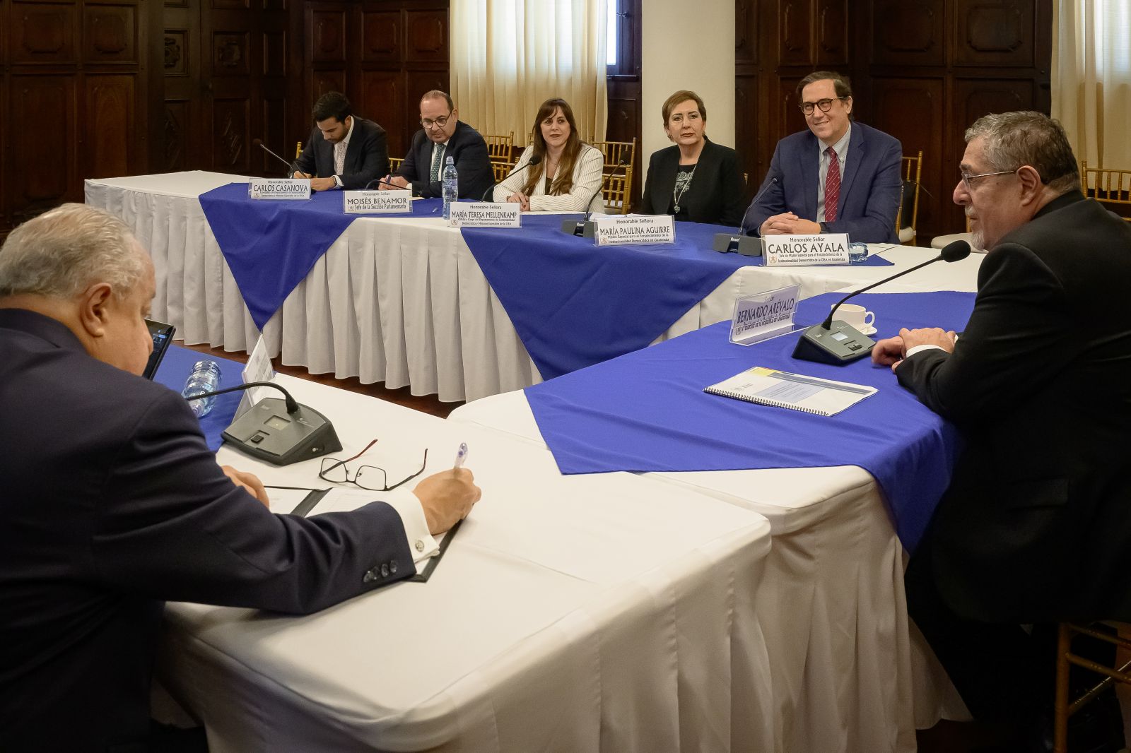 El presidente Bernardo Arévalo, durante la reunión con integrantes de a misión de la OEA.