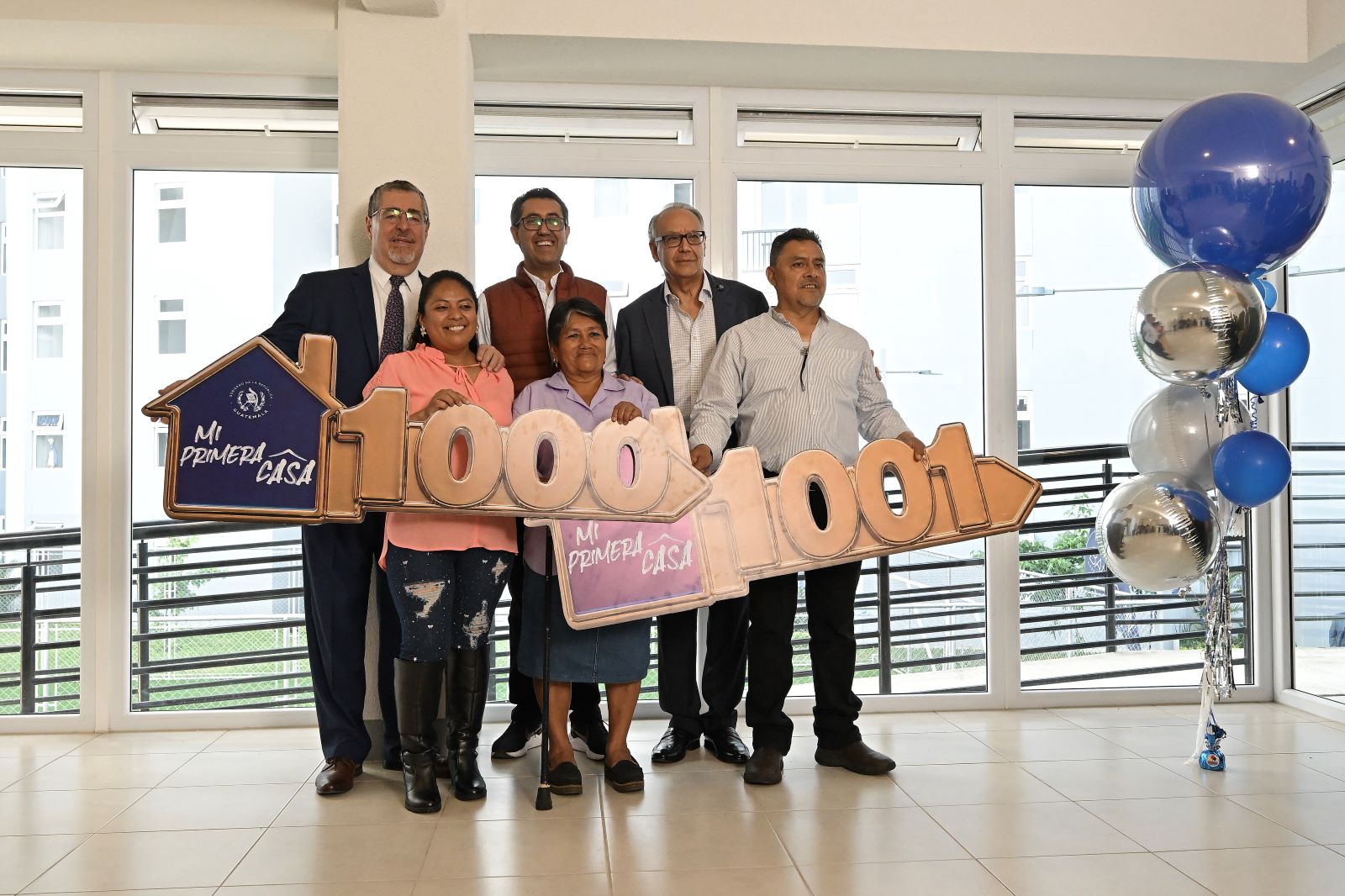 El presidente Bernardo Arévalo y funcionarios, durante entrega de viviendas número mil y mil 1 del programa Mi Primera Casa.