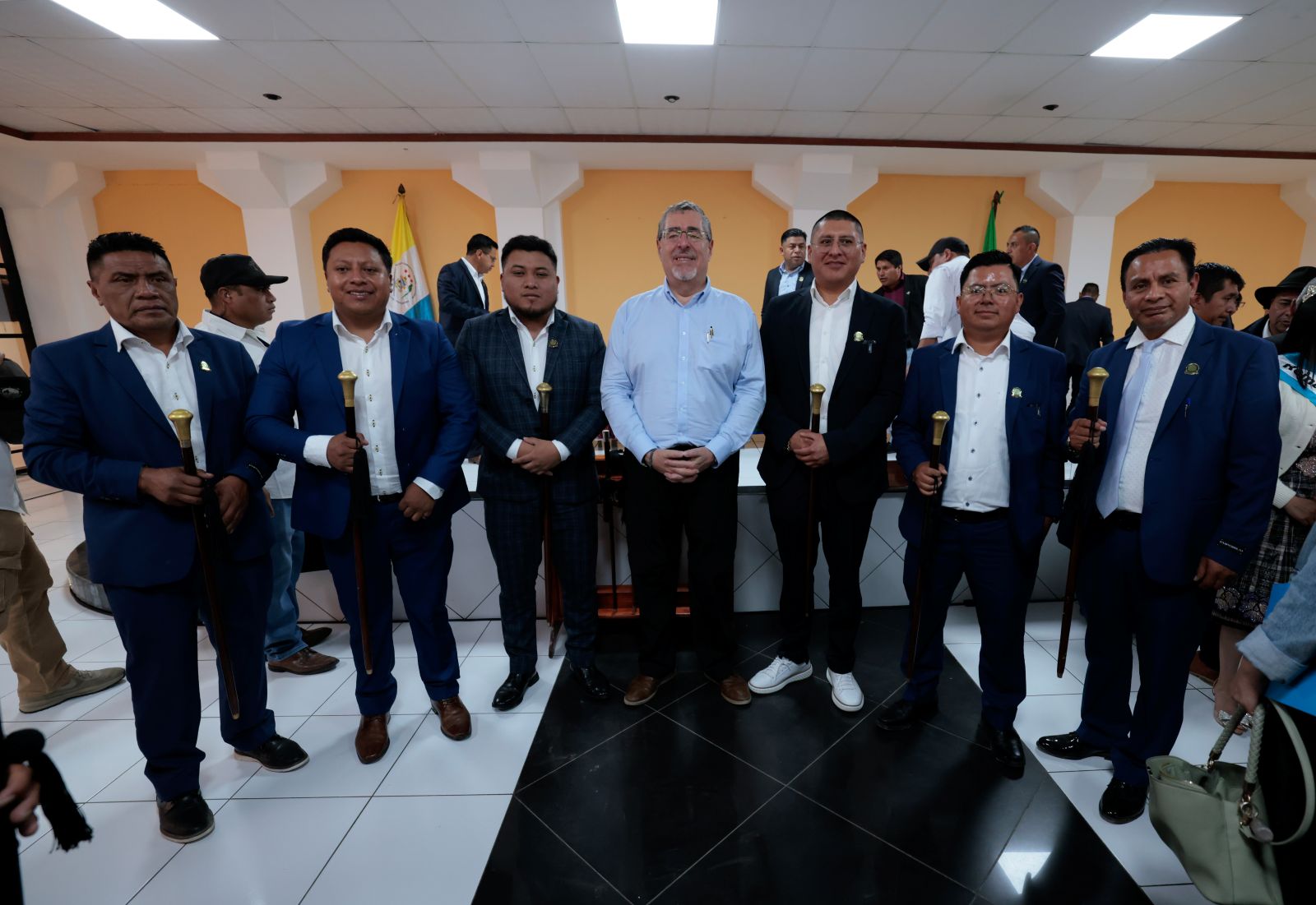 El presidente Bernardo Arévalo y autoridades indígenas de San Francisco El Alto, luego de la firma de agenda de desarrollo territorial de ese municipio.
