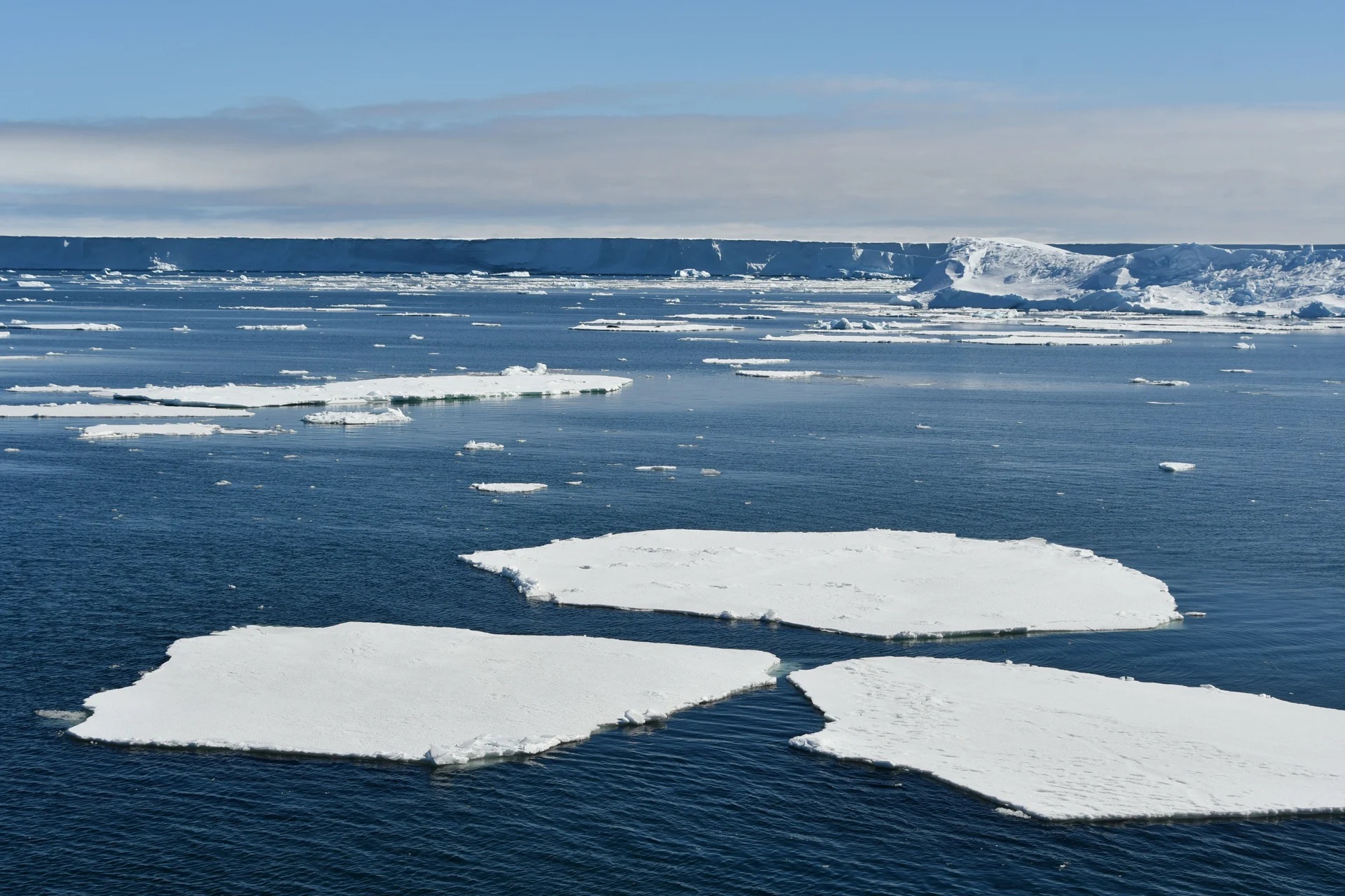 La Antártida enfrenta la amenaza de que las aguas cálidas se acerquen tanto que derrita las capas de hielo que contiene.