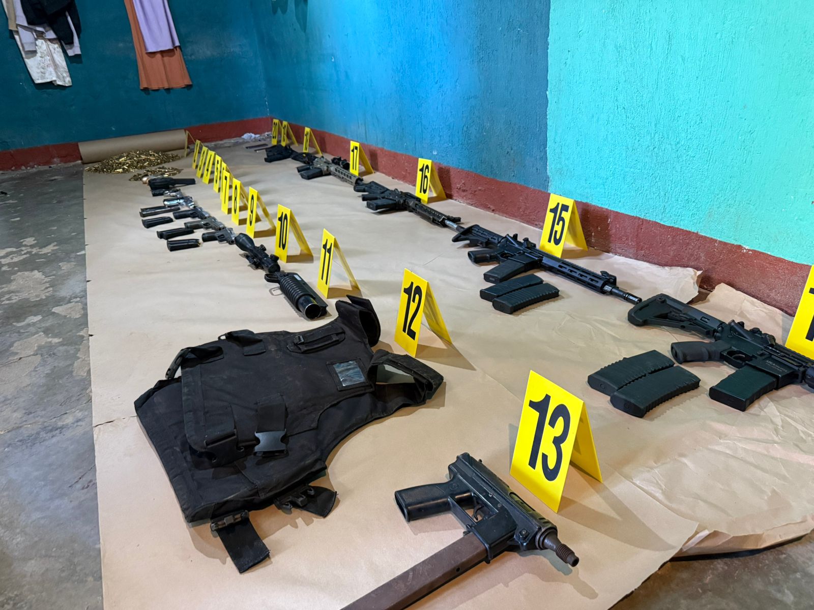 La PNC decomisa arsenal durante allanamiento en la zona 18