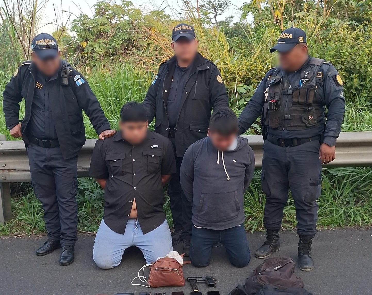 Los presuntos asaltantes habrían sido detenidos cuando asaltaban a los pasajeros de un autobús en la autopista de Palín a Escuintla.